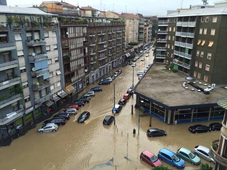 O rio Seveso, na Itália, transbordou
e alagou diversas ruas de Milão, no norte do país. A Proteção Civil e os
bombeiros estão trabalhando nos locais atingidos, mas estão encontrando
dificuldade devido à grande quantidade de água e à falta de energia. Nas zonas
mais atingidas, o tráfico está bastante caótico. O metrô também foi prejudicado
e a estação Istria precisou ser fechada. A prefeitura de Milão anunciou que não
havia recebido nenhum alerta meteorológico e que foi "pega de
surpresa" pela inundação