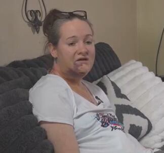 Rebekah foi socorrida por paramédicos e levada ao hospital em estado estável