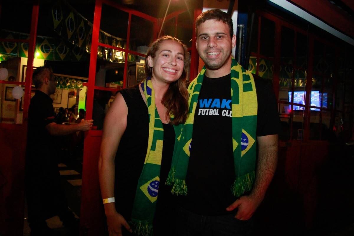 Se teve quem não se abalou, também teve quem saiu triste com o resultado. Os noivos Alexandra Lardis e Alexandro Lazaridis, da Grécia, estavam torcendo para o Brasil e ficaram desapontados. A seleção do país deles foi eliminada pela Costa Rica, nas oitavas de final