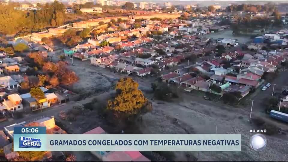 Rio Grande do Sul registra temperaturas negativas e gramados ficam congelados