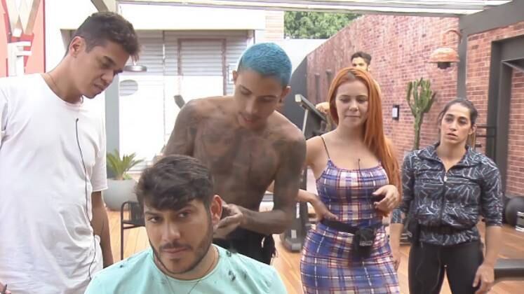 36 - Os homens do reality vivem mudando o penteado. Fábio e Matheus deram um trato no cabelo de Yugnir e foram inspecionados por Mari e Mirela