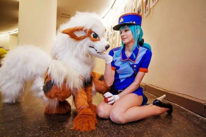 Treinadora Pokémon com seu Arcanine