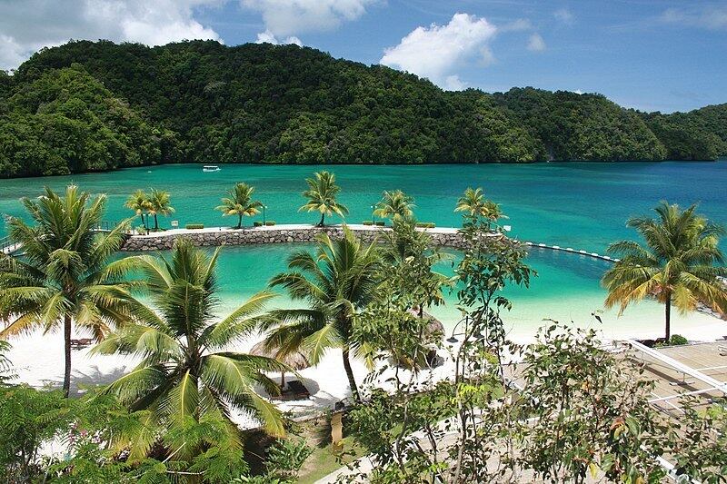 Arquipélago de Palau, Oceano Pacífico

O Arquipélago de Palau, no Oceano Pacífico, foi primeira nação a banir filtros solares que contêm substâncias prejudiciais aos oceanos, em janeiro de 2020. 

A proibição se aplica tanto à venda quanto ao uso de protetores solares contendo dez produtos químicos, incluindo oxibenzona, octinoxato, octocrileno e certos parabenos (ou conservantes)
