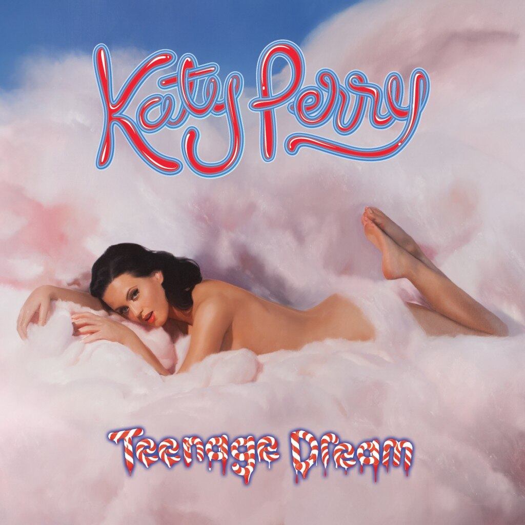 Katy Perry — Teenage Dream (2010)
E que tal essa versão sensual e angelical de Katy Perry na capa do Teenage Dream? O CD bateu recordes e a cantora se tornou a única na história, além do cantor Michael Jackson com o CD Bad, a ter cinco músicas de um mesmo CD em primeiro lugar nos EUA. Algumas edições especiais do CD vinham com cheirinho de algodão doce