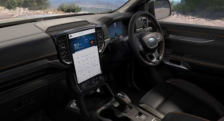 Interior traz uma central multimídia de 12 polegadas disposta na vertical