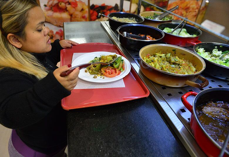 Juliana confirma todas as palavras do treinador e revela os momentos mais difíceis do processo.
— No
começo eu tive muita falta de doce. Depois, dificuldade de conseguir fazer os
exercícios. Hoje eu já tenho uma resistência boa, consigo andar e correr sem me cansar muito... Eu também já senti falta de tomar líquido durante as refeições, mas hoje o que é mais complicado é a falta de um arroz, feijão, bife, ovo...