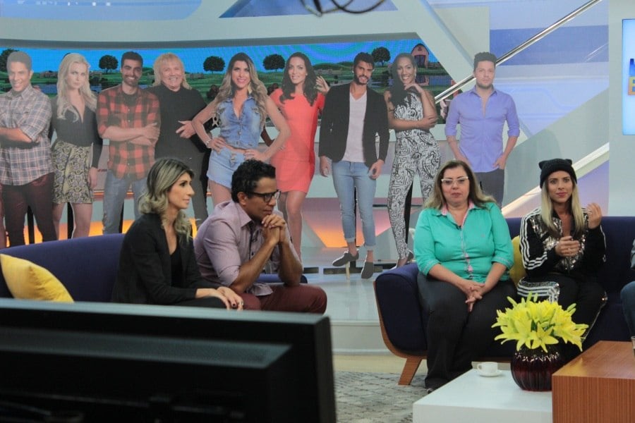 Coração mole? Mesmo confusa com relação aos seus sentimentos
pelo sertanejo, Minerato afirmou que ainda tem muito carinho por ele e que “nada
foi midiático”, nem mesmo a aproximação entre sua mãe e Thiago, que ficaram
juntos na torcida.



— É incrível, mas meu coração não mudou ainda! Eu amei essa
aproximação dele, quero mais que estejam próximos mesmo 

+ Douglas Sampaio agradece Mara Maravilha pelos tapas na cara: "Foram tapas de R$ 2 milhões"

+ Acesse R7 Play e assista às íntegras do Hoje em Dia! Clique e experimente de graça!
