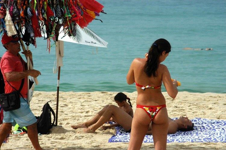 Mesmo ao conferir o biquíni, a jovem manteve a beleza