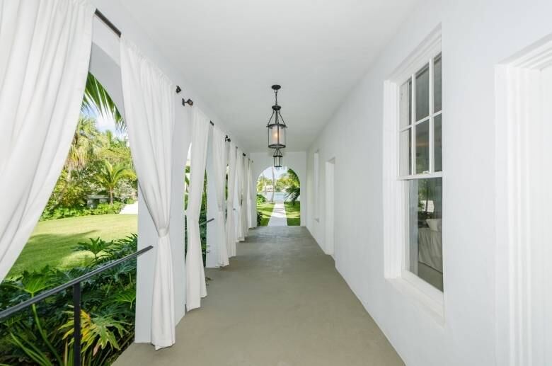 Varanda da mansão à beira-mar de Al Capone em Palm Island, em Miami Beach (Flórida). Al Capone permaneceu na residência até 1947, ano em que morreu por problemas de saúde. Depois disso, ela foi ocupada por sua família até os anos 70, quando foi comprada por um piloto de avião da companhia Delta Airlines