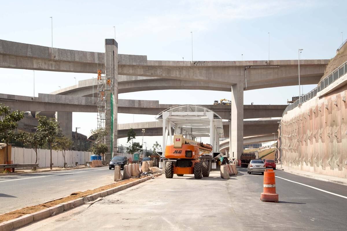 A instalação de uma passarela na altura da rua Boipeva, ligando o norte ao sul do bairro de Itaquera, também ainda não foi concluída. Segundo o Comitê Paulista da Copa, a estrutura (foto) é pré-moldada e deverá ser içada antes da abertura do Mundial. O custo dessa obra é de R$ 14,6 milhões. A prefeitura disse que começará nesta segunda-feira (12) a modernizar a iluminação na região de Itaquera