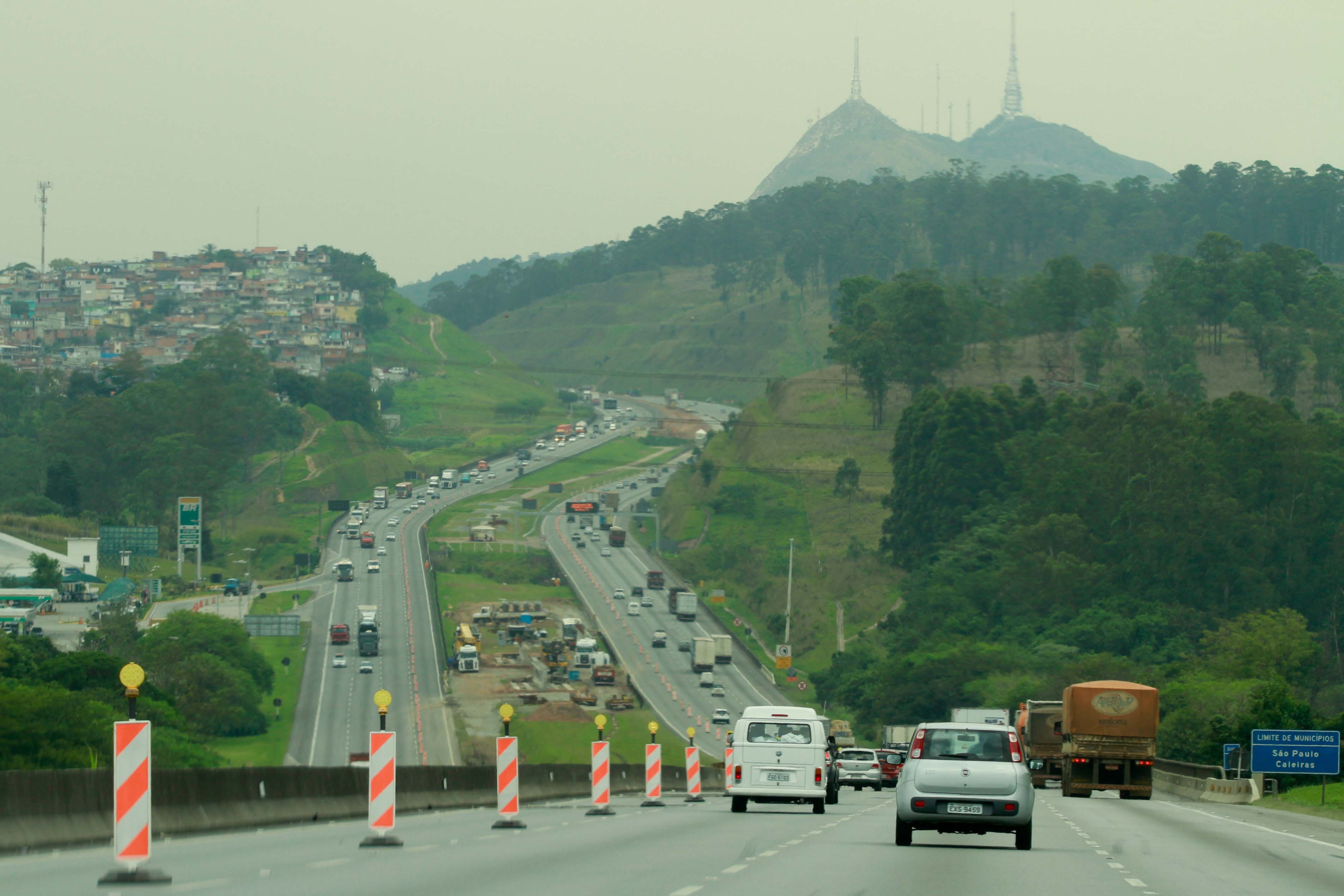 A rodovia dos Bandeirantes completa, nesta segunda-feira (28), 35 anos. Ela é uma das mais importantes ligações entre a capital paulista e o interior do Estado. A via recebe, em média, 490 mil veículos diariamente, que circulam por cerca de 170 km de malha rodoviária

Apuração: Thiago Pássaro, estagiário do R7