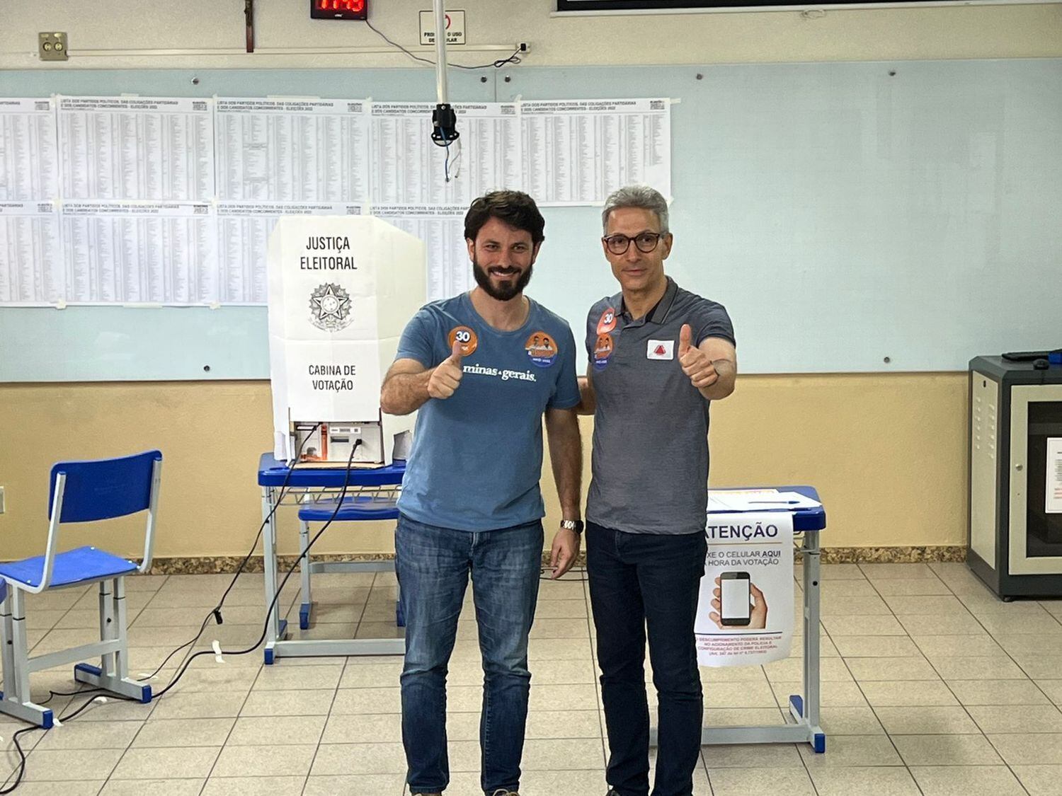 Marcelo Aro, candidato ao Senado Federal por Minas pelo PP (Partido Progressista), votou, no início da tarde deste domingo (2), no colégio Santa Dorotéia, bairro Sion, na região Centro-Sul de Belo Horizonte. O governador e candidato à reeleição ao Governo de Minas, Romeu Zema (Novo), apoia Aro na disputa e o acompanhou durante a votação.