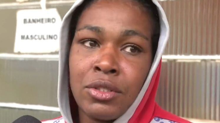 Ao questionar o companheiro sobre o que havia acontecido, Daiana recebeu uma tentativa de mata-leão que iniciou a briga entre os dois. ''Não sei como estou me mantendo de pé, mas eu preciso sobreviver pelas minhas outras duas filhas'', relatou.
