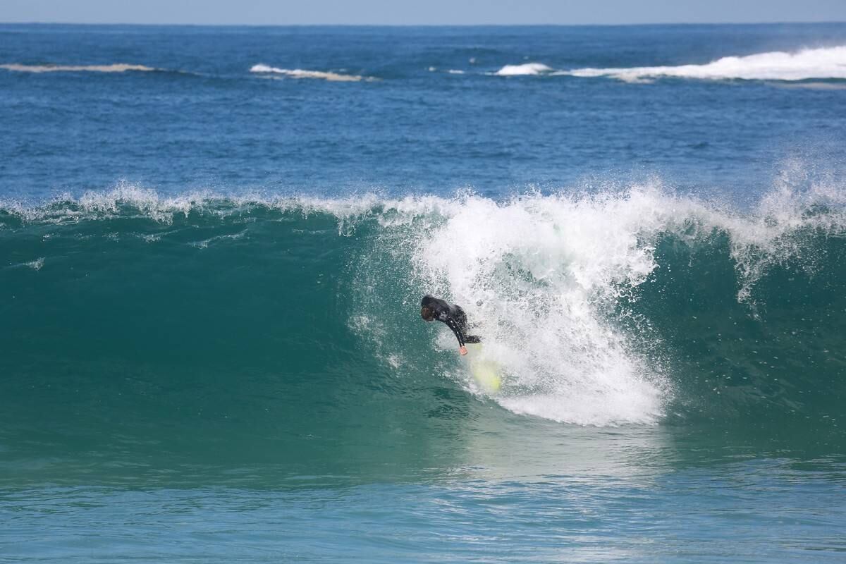 Cauã Reymond surfou no Recreio dos Bandeirantes nesta segunda-feira (21)