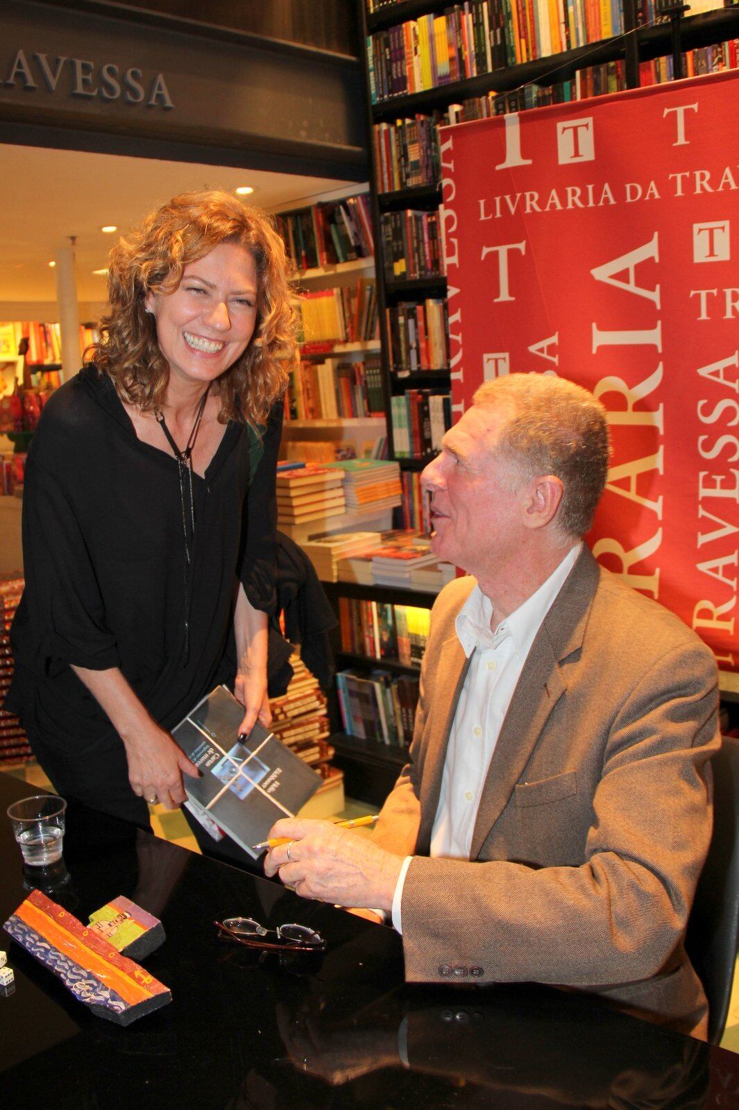 A atriz pediu um autógrafo do amigo