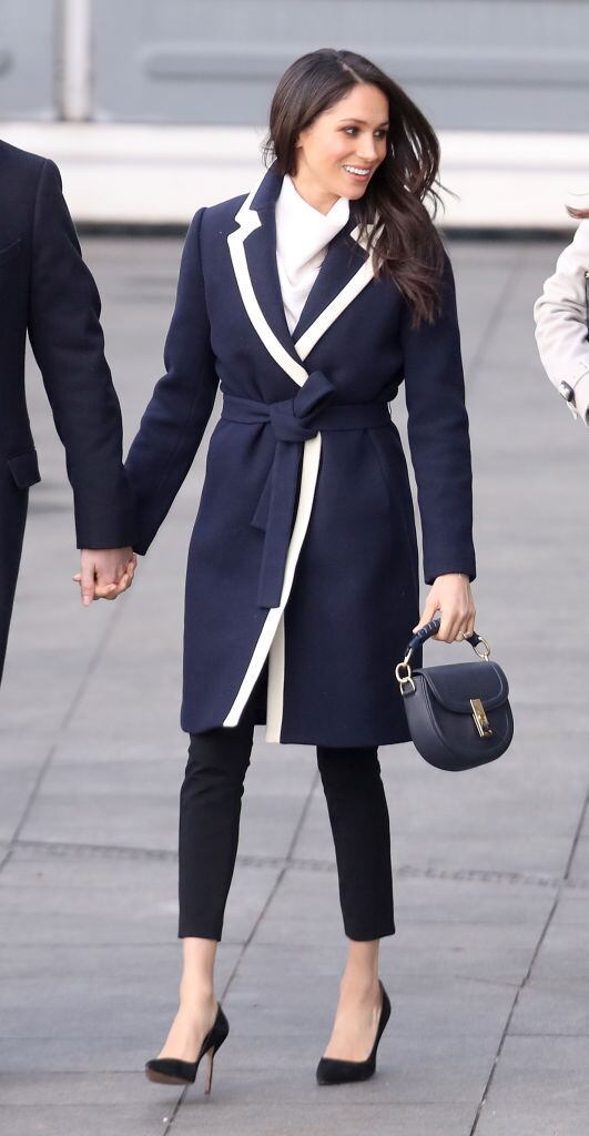 Esse casaco que lembra um roupão se esgotou no site da marca em poucas horas após a aparição de Meghan

Leia mais: Veja o vestido de noiva do primeiro casamento de Meghan Markle