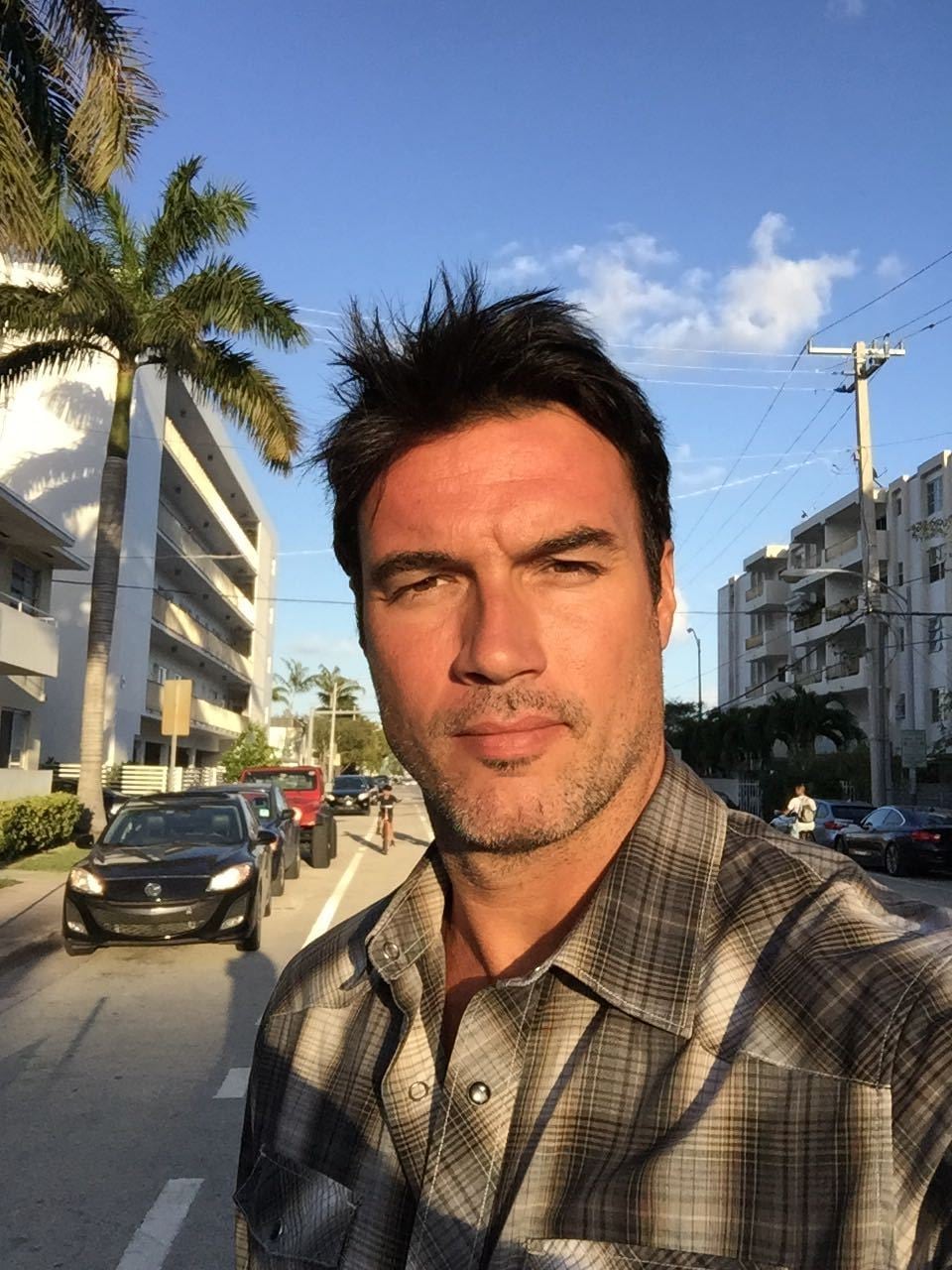 Daniel ficou dois meses em Milão e conseguiu fazer seis desfiles, entre eles o de Giorgio Armani.
— No desfile, estavam muitas pessoas importantes,
entre elas, as agentes da Ford Models Nova York, que após o desfile vieram
conversar comigo e me convidaram para trabalhar lá