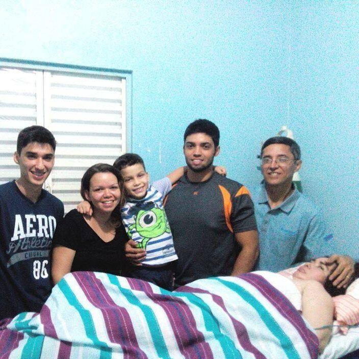 Adílio e toda a família unida. Os filhos se revezam para ajudar o pai. Radialista desde o tempo que começou a paquerar Glaucia, ele só tem uma coisa que se arrepende. 
— Quando a Glaucia me contou que estava grávida, eu quis ficar com ela mesmo assim, mas não registrei nossa menina. Falaram que o pai ia ajudar, isso e aquilo, e ele nunca apareceu, nem deu um tostão. Eu só me arrependido disso: de não ter registrado a nossa menina