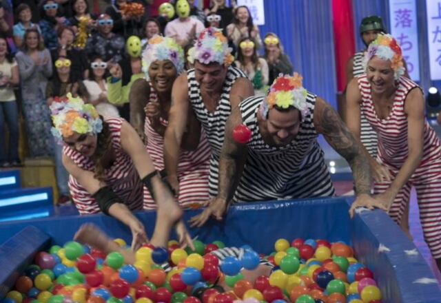 Conheça as provas que vão embalar o penúltimo episódio:
Prova de times 1: a grande estrutura simula uma máquina de pegar bichos de pelúcia. Um membro do trio tira com a boca, em potes de farinha, a definição de quais itens devem ser resgatados por outro, que está suspenso sobre uma piscina de brinquedos. O terceiro integrante manipula uma engenhoca que movimenta o parceiro içado, que assume a função de uma garra humana. Todos estão vestidos de panda.
Prova de duelos 1: sobre uma esteira individual onde há obstáculos a serem vencidos, cada integrante repete o percurso de ida e volta transportando de um lado a outro, em um pote sobre a cabeça, as bolinhas plásticas que retiram de um recipiente comum aos dois competidores. Ganha quem acumula mais itens. Em seletiva que requer sorte, uma pessoa do elenco é excluída da atividade
