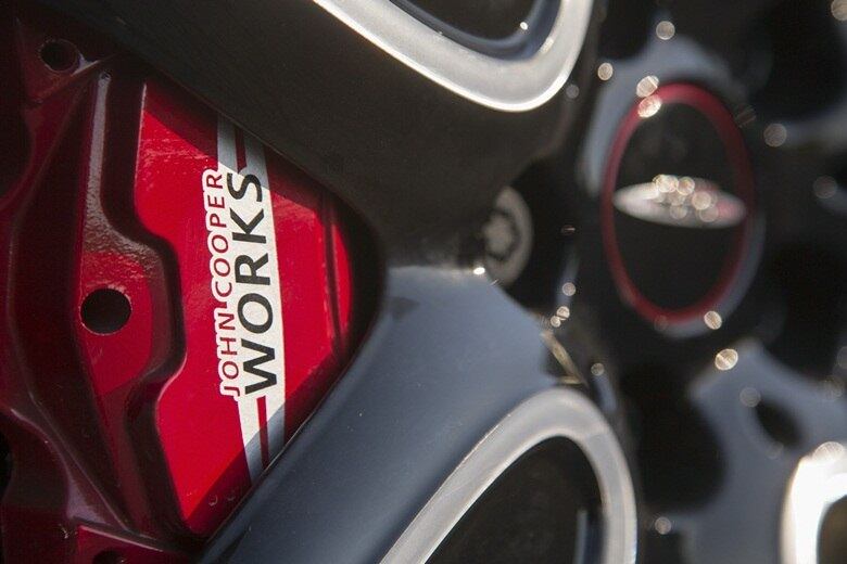 O nome John Cooper Works também aparece nas pinças de freios, que são maiores e pintadas em vermelho