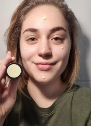 Com o rosto limpo, comece passando primer de rosto e também de olhos 