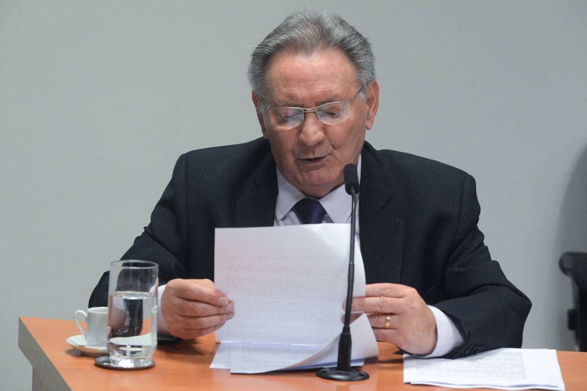 Deputado Ulysses Tassinari lê relatório da CPI