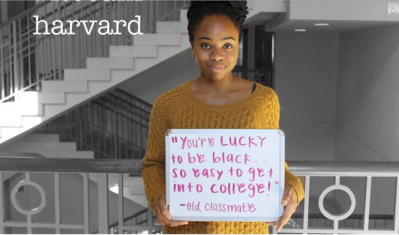 "Você tem sorte de ser negra... tão fácil entrar na faculdade!" — tradução de cartaz da campanha Eu também sou de Harvard