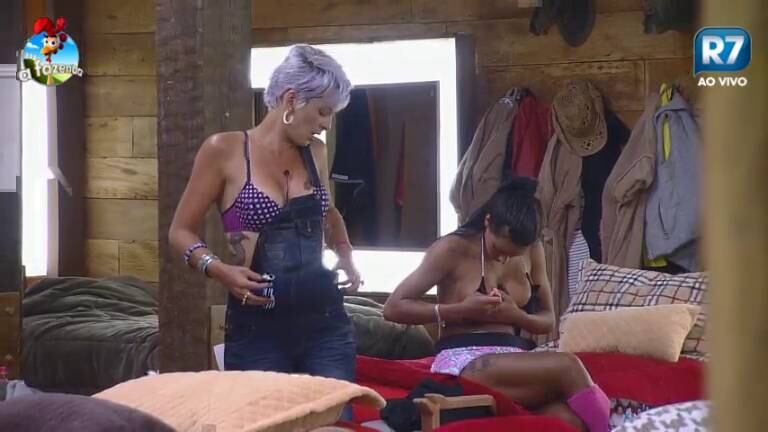 Lorena, Bruna e Felipeh estavam conversando no quarto da sede na noite deste domingo (12). A modelo aproveitou para depilar a região dos seios 

+Assista a Fazenda 24 horas. É grátis! 