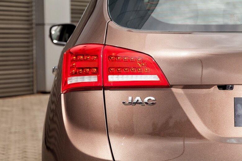 Ja a traseira tem lanternas que se parecem bastante com as do SUV compacto de luxo Audi Q3