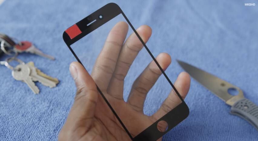 No vídeo, Marques faz diferentes testes de resistência com a tela, que é chamada de Sapphire. Para começar o teste, o vlogueiro tenta riscar o objeto com uma faca afiada, e mesmo com muito esforço, ele não consegue causar nenhum risco