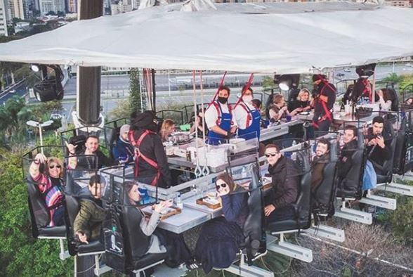 Antes da elevação da mesa, todos os participantes são recebidos em um espaço com guarda-volumes para se acomodarem, tomarem um drink e se prepararem para a experiência. No término, ele voltam ao local para mais um drinque em terra firme