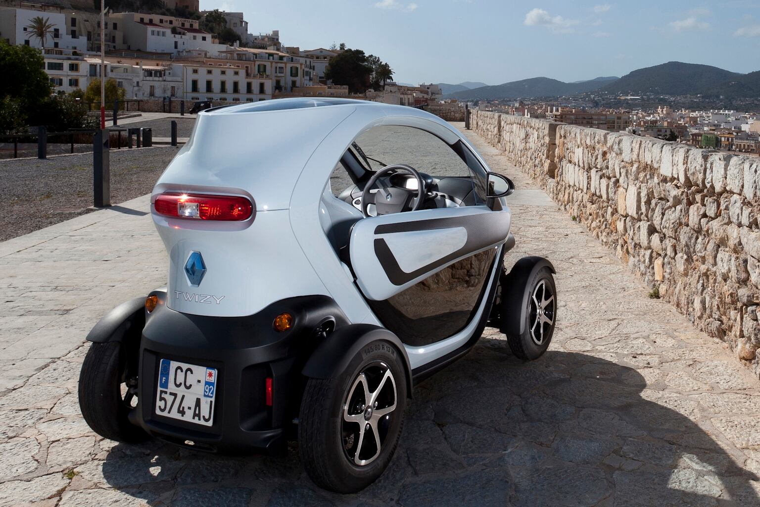 Para baratear o modelo a Renault oferece as baterias (com autonomia de até 100 km) separadamente do carro. Na Europa o comprador do Twizy pode optar por comprá-las ou alugá-las, pagando uma taxa mensal

Saiba tudo sobre carros! Acesse www.r7.com/carros
