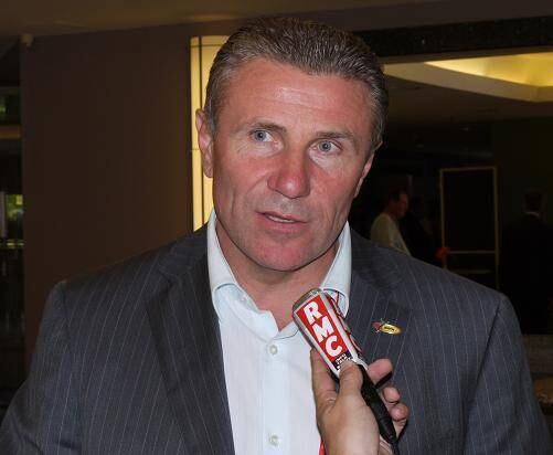 Como representante de
seu país em Sochi, Bubka pediu ao Comitê Olímpico para que os
atletas ucranianos pudessem usar faixas preta durante as competições,
mas seu pedido foi negado — o que é sintomático, afinal, a crise
na Ucrânia acontece, principalmente, por causa da Rússia






Com o desenrolar do
confronto, Bubka foi às redes sociais e enviou um comunicado
oficial. 




— Os meus sinceros
pêsames às vítimas de Kiev. O meu pedido para todas as partes: por
favor recordem a tradição da Trégua Olímpica, baixem as armas!  