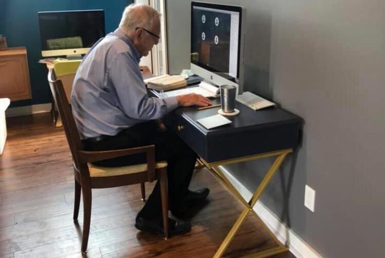 Idoso dá aulas há 50 anos e continua com o mesmo ímpeto, mesmo remotamente