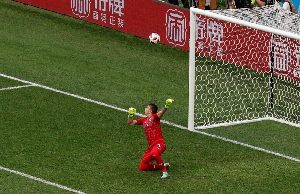 A Copa do Mundo da Rússia foi o palco de golaços e belas jogadas, mas também houve espaço para lances um tanto bizarros, e muitos deles foram protagonizados por goleiros. Muslera, arqueiro do Uruguai, falhou contra a França no último sábado (7), pelas quartas de final, e foi o último a integrar a seleção dos 'maiores frangos do Mundial'


Veja também: França e Bélgica têm 30 jogadores da “legião estrangeira”
