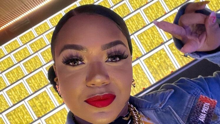 Ela não anda, ela desfila! Ana Preta fez pose e aproveitou para mostrar detalhes do painel e do palco da atração para os seguidores