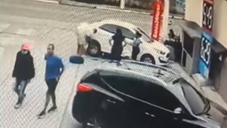 Enquanto Amanda ficou no carro com dois dos sequestradores sob a mira de uma arma, Sérgio foi até um caixa eletrônico junto do terceiro e realizou os saques financeiros. Usada como garantia para que o homem não reagisse, a mulher contou o que passou no carro: "Foi muito aterrorizante". 
