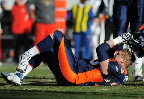 Em 2012 o jogador Chris Kuper, do time Denver Broncos, da NFL, ficou com o pé "preso" no chão enquanto era derrubado, o que resultou em uma fratura exposta no tornozelo 