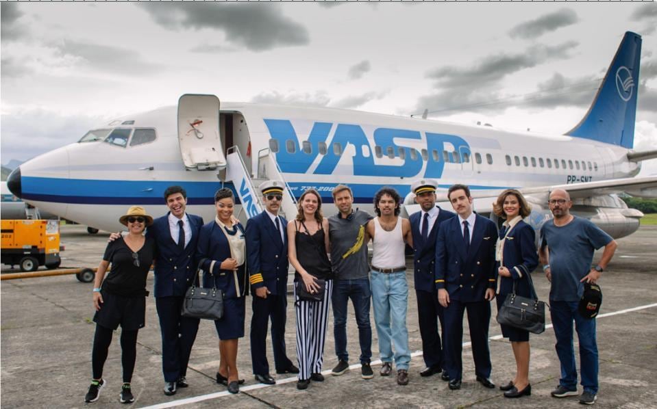 Atores de 'O Sequestro do Voo 375' posam para foto em frente ao modelo utilizado nas filmagens