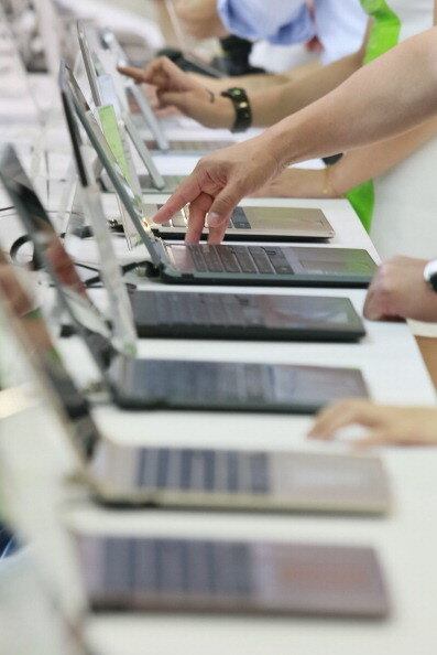 Um pouco acima do cafezinho, mas ainda abaixo do remédio no
ranking da carga tributária está o computador. Um aparelho de até R$ 3.000 tem
24% de impostos. Ou seja o equipamento que custa R$ 2.000 tem R$ 480 de
impostos embutidos no preço. Já as máquinas mais caras, acima de R$ 3.000, têm
34% de tributos – o mesmo dos remédios para pessoas. Quem comprar um computador
de R$ 4.000 vai pagar R$ 1.360 de impostos