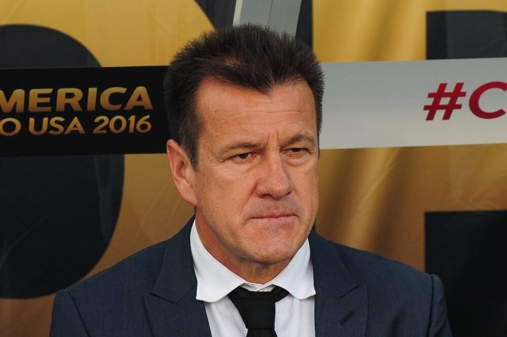 A derrota para o Peru e a consequente eliminação do Brasil
na Copa América Centenário podem ter sido a gota da água para definir a queda
de Dunga no comando técnico da seleção. Motivos para isso não faltam. Pelo
contrário, comprovariam a demissão por "justa causa". Acompanhe