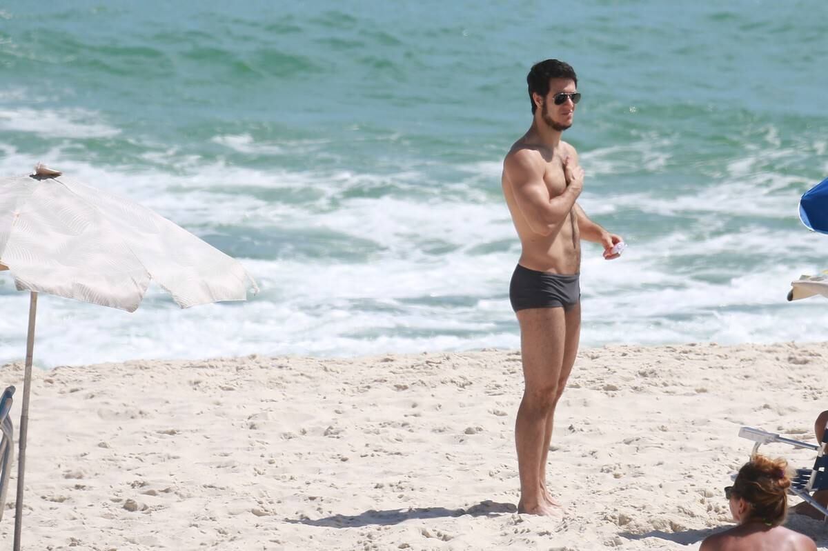 De sunga, o ator se mostrou cuidadoso, passando protetor solar pelo corpo