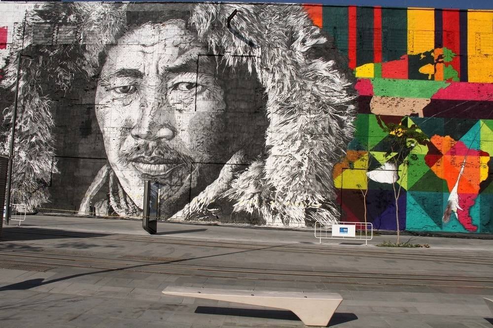 O mural situado na fachada de uma imensa garagem próxima ao Pier Mauá, na avenida Rodrigues Alves, número 10, próximo ao Museu do Amanhã. Durante as competições, o Boulevard Olímpico será palco de transmissões dos Jogos

