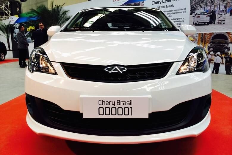 A Chery do Brasil apresentou nesta quinta-feira (28) sua fábrica em Jacareí (SP), a primeira fora da China, que recebeu investimentos de R$ 1,2 bilhão (US$ 530 milhões). Renovados, os compactos QQ e Celer (foto) serão os primeiros modelos nacionais produzidos no local