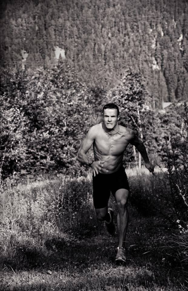 Longe das competições, o bonitão chama atenção pelo seu trabalho como modelo, quase sempre, sem camisa e com o belo físico em evidência