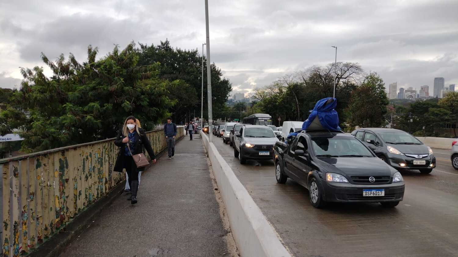 Os termômetros oscilam entre a mínima de 16°C na madrugada e a máxima de 21°C à tarde