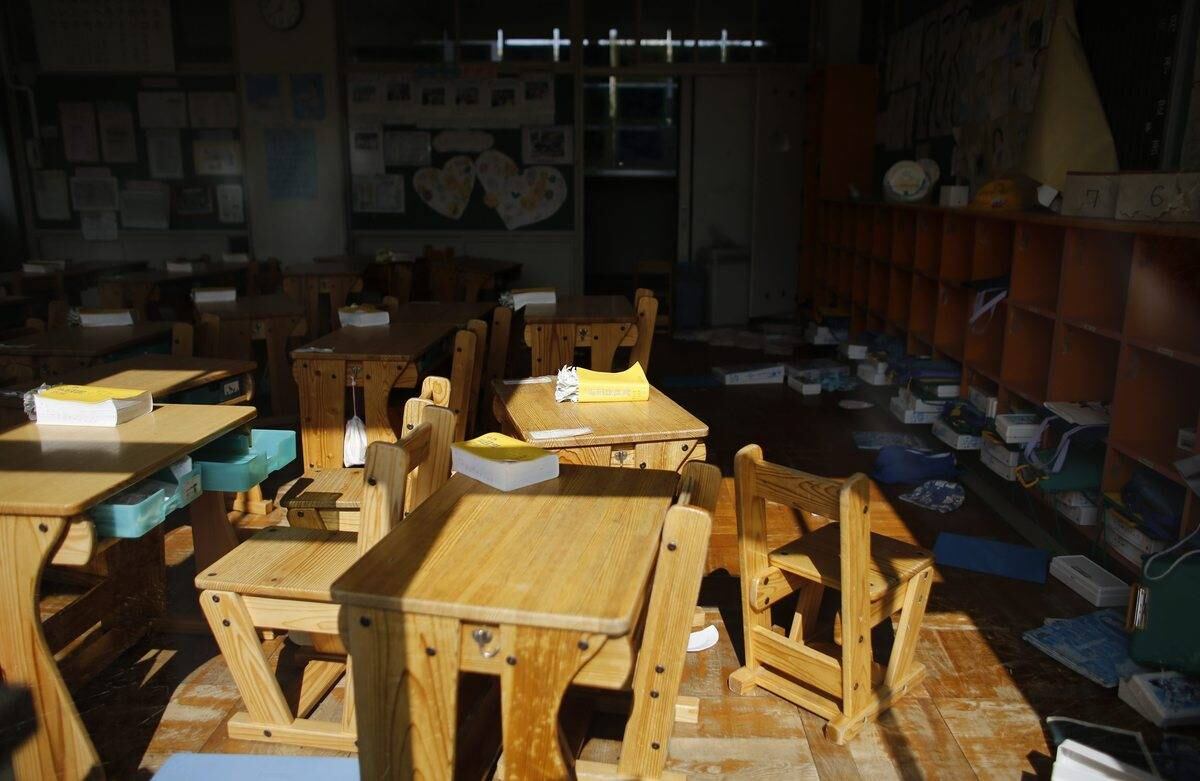 Dicionários foram
deixados sobre as carteiras de uma sala de aula da Escola Elementar de
Kumamachi. O estabelecimento fica na zona de exclusão da cidade de Okuma, perto
da usina de Fukushima