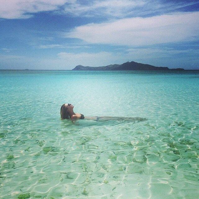Como você vai ficar triste relaxando nas lindas águas das Filipinas ?