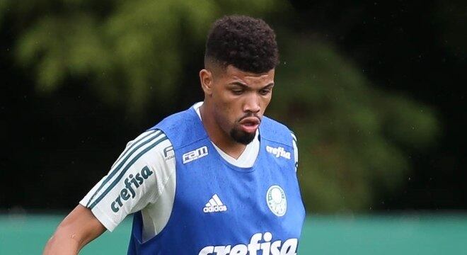 O zagueiro Juninho é uma das opções para a zaga do Palmeiras