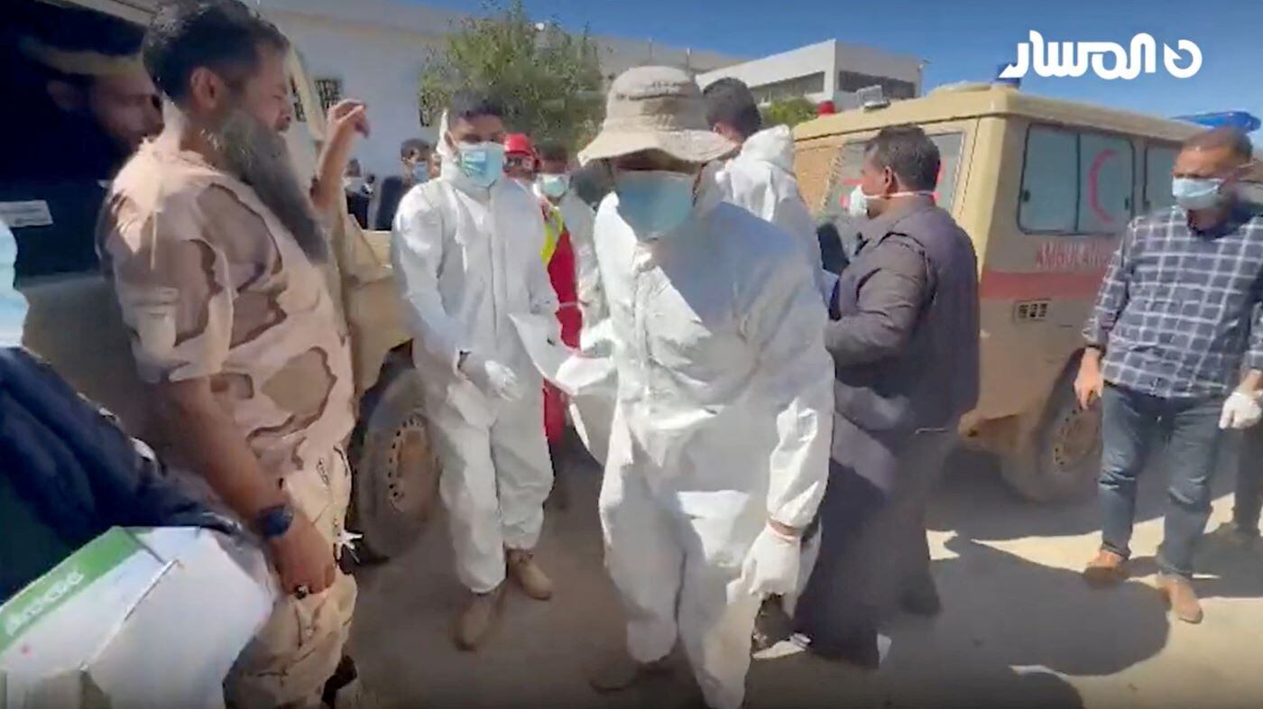 Socorristas carregam um corpo morto durante as
operações de resgate após as enchentes em Derna. Vários países e organizações
internacionais ofereceram ajuda para a Líbia enfrentar o que um funcionário da
ONU chamou de "calamidade de proporções épicas", em um país assolado
por anos de conflito e que conta com dois governos rivais